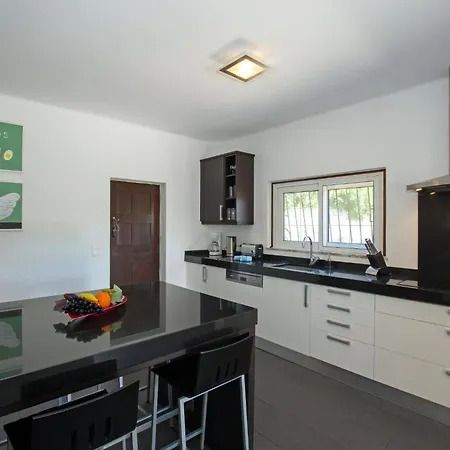 Carvoeiro Tennis - With Tennis Court And Private Heated Swimming Pool In Carvoeiro *